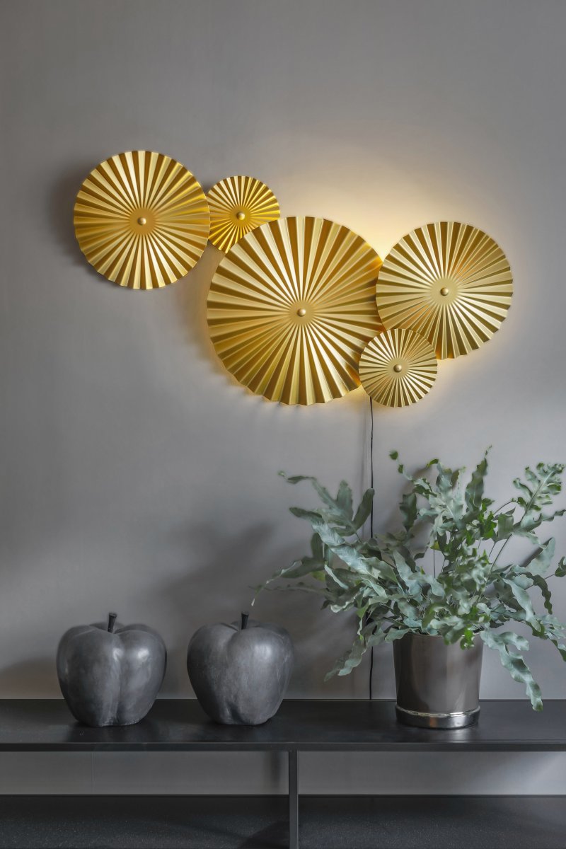 Omega 70cm Goud wandlamp Van Globen Lighting - Omega is een tweedelige wandlamp met drie onderling verbonden platen met verlichting erachter en twee extra onderling verbonden platen die je overal kunt plaatsen.