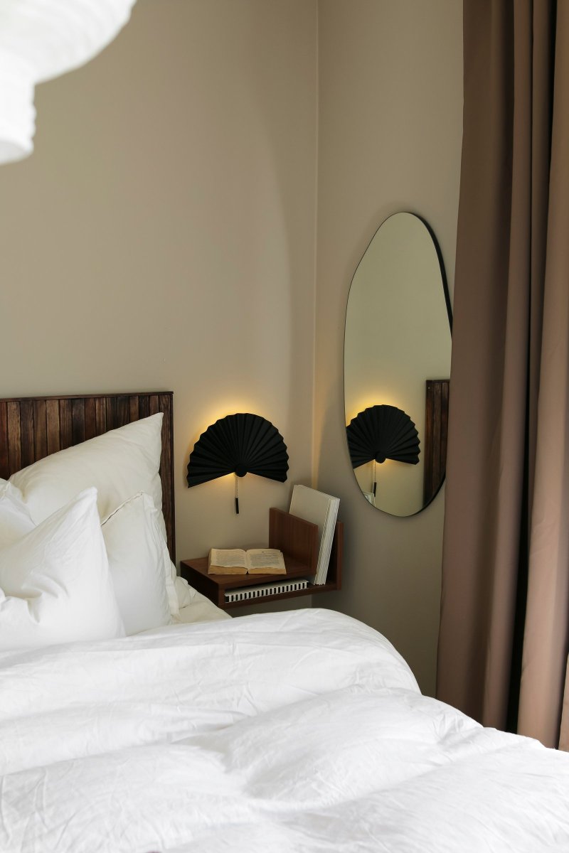 Zen Zwart wandlamp Van Globen Lighting - De lamp heeft een geïntegreerde LED-strip op de verborgen achterplaat en een trekschakelaar op de lamp.