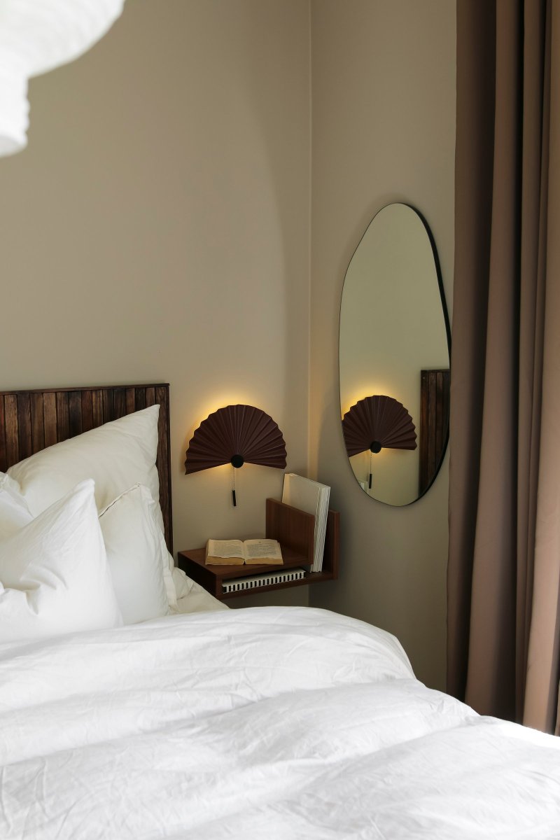 Zen Kastanjebruin wandlamp Van Globen Lighting - De lamp heeft een geïntegreerde LED-strip op de verborgen achterplaat en een trekschakelaar op de lamp.