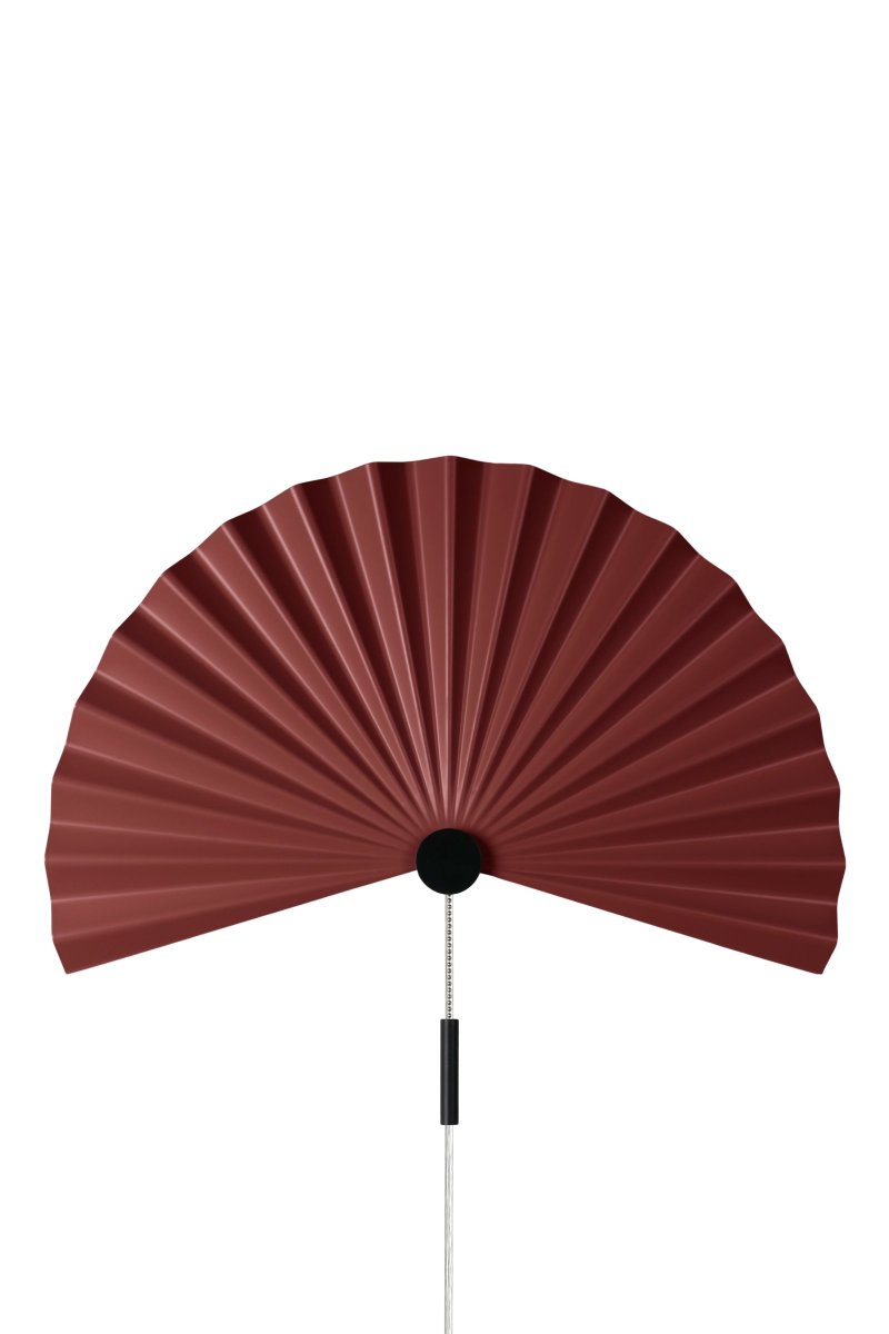 Zen 50cm Kastanjebruin wandlamp Van Globen Lighting - De lamp heeft een geïntegreerde LED-strip op de verborgen achterplaat en een trekschakelaar op de lamp.