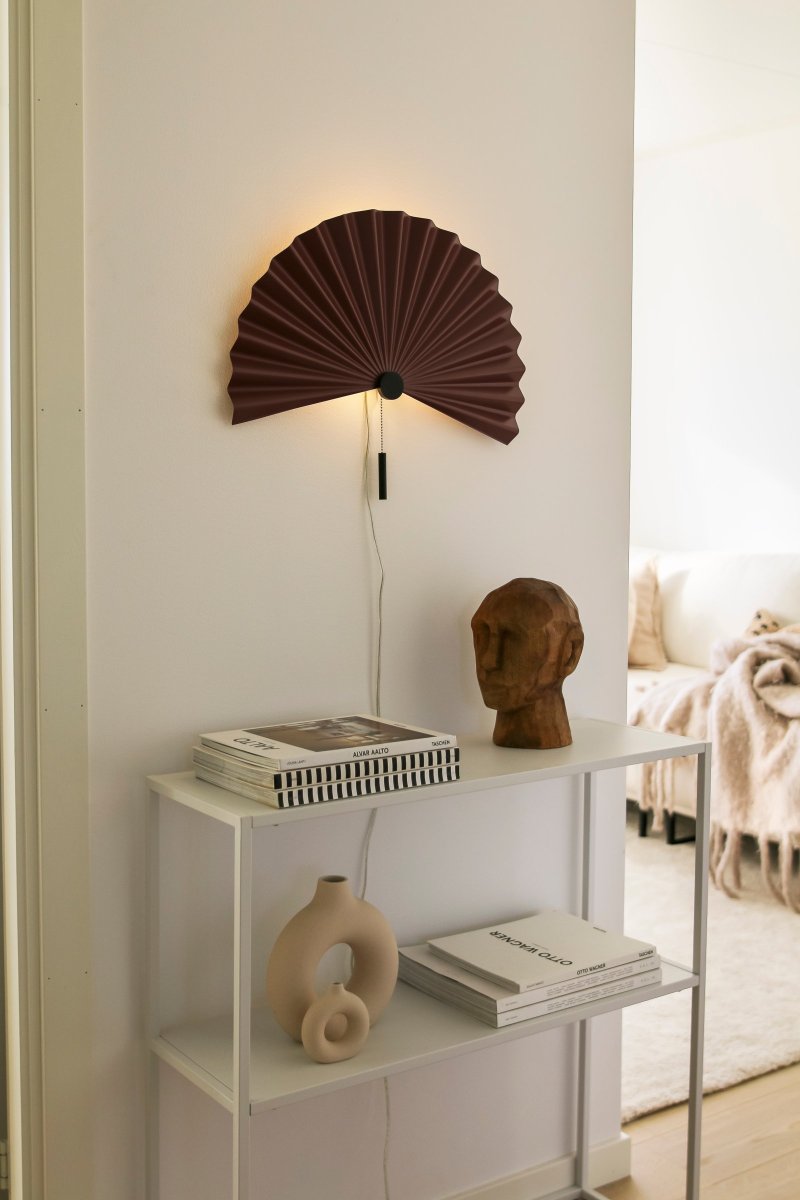 Zen 50cm Kastanjebruin wandlamp Van Globen Lighting - De lamp heeft een geïntegreerde LED-strip op de verborgen achterplaat en een trekschakelaar op de lamp.