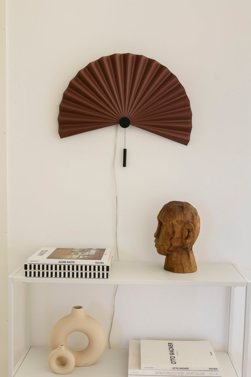 Zen 50cm Kastanjebruin wandlamp Van Globen Lighting - De lamp heeft een geïntegreerde LED-strip op de verborgen achterplaat en een trekschakelaar op de lamp.