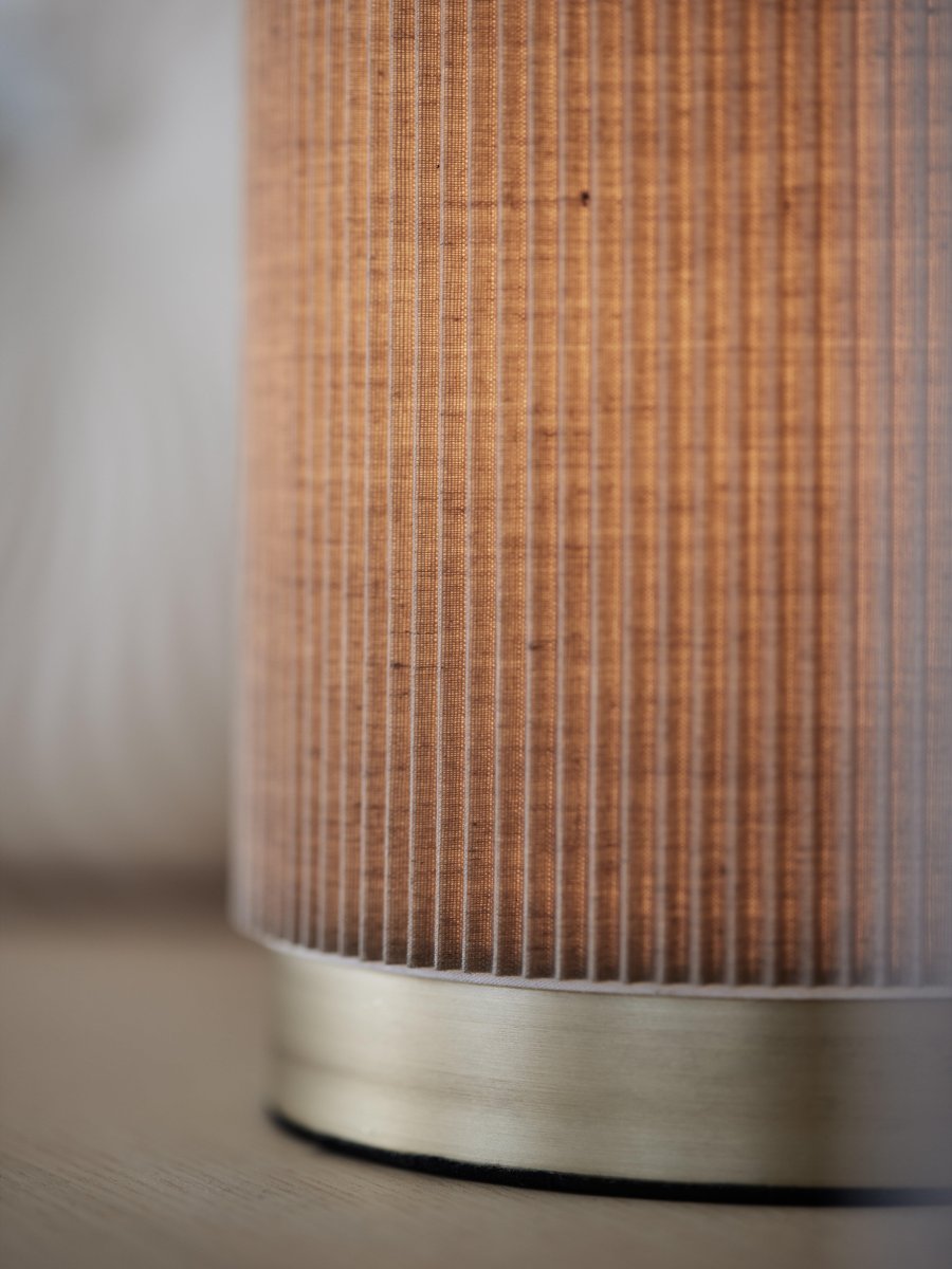 Dora 25cm Beige tafellamp Van PR Home - Het laminaat op de achterkant van het scherm is gemaakt van polystyreenplastic.