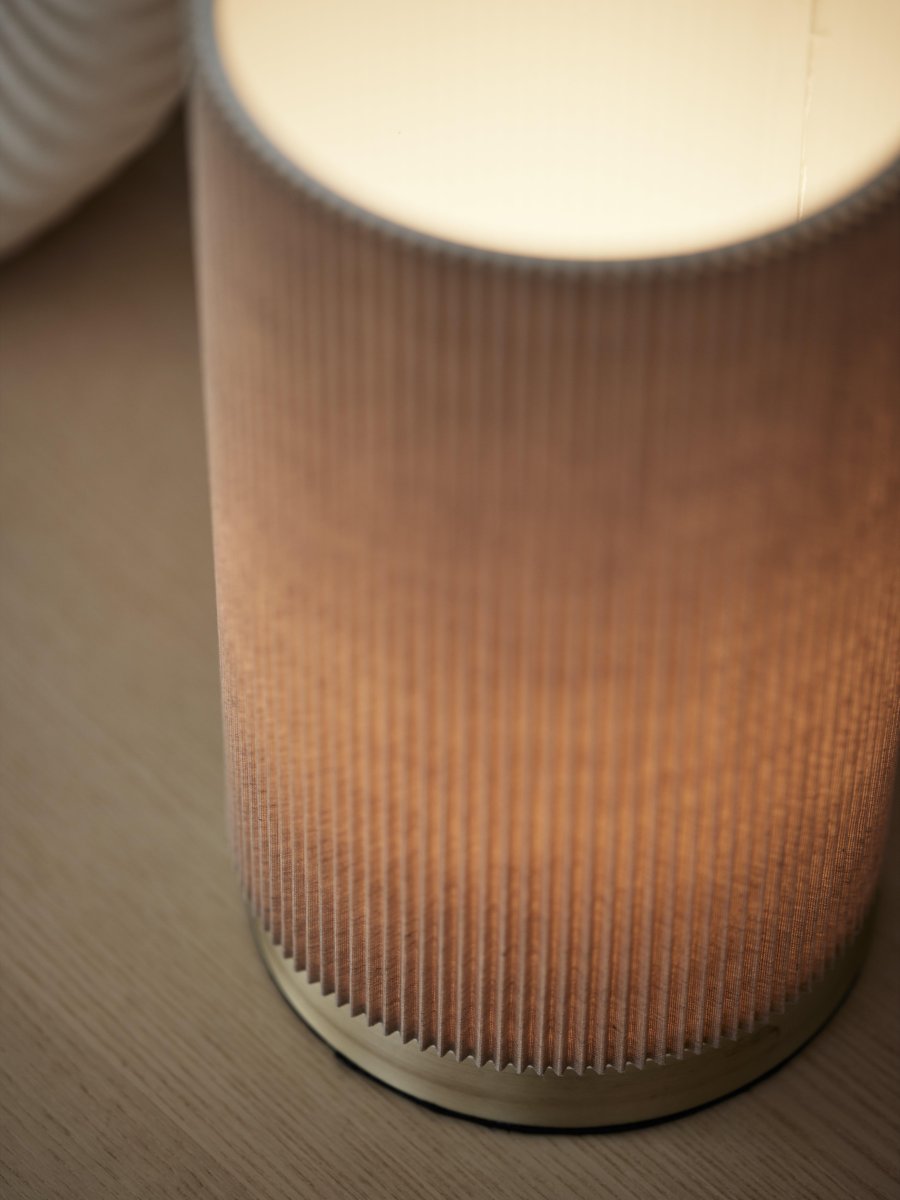 Dora 25cm Beige tafellamp Van PR Home - Het laminaat op de achterkant van het scherm is gemaakt van polystyreenplastic.