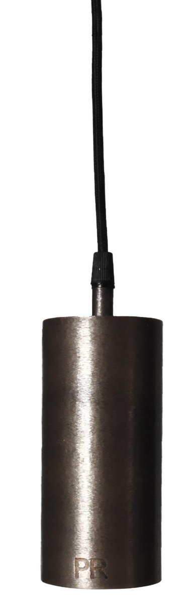 Ample Ø7 Zilver raamlamp Van PR Home - De Ample metalen raamlamp is verkrijgbaar in drie verschillende afwerkingen, allemaal voorzien van een PR Home-stempel in de lamp gegoten.