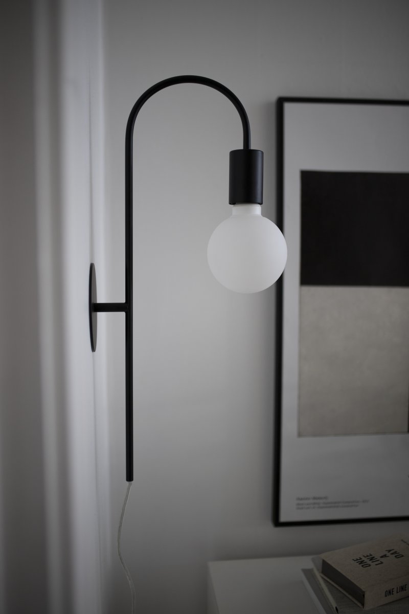 Grace 50cm Zwart wandlamp Van Globen Lighting - De Grace wandlamp heeft een zacht gebogen arm van zwart metaal.