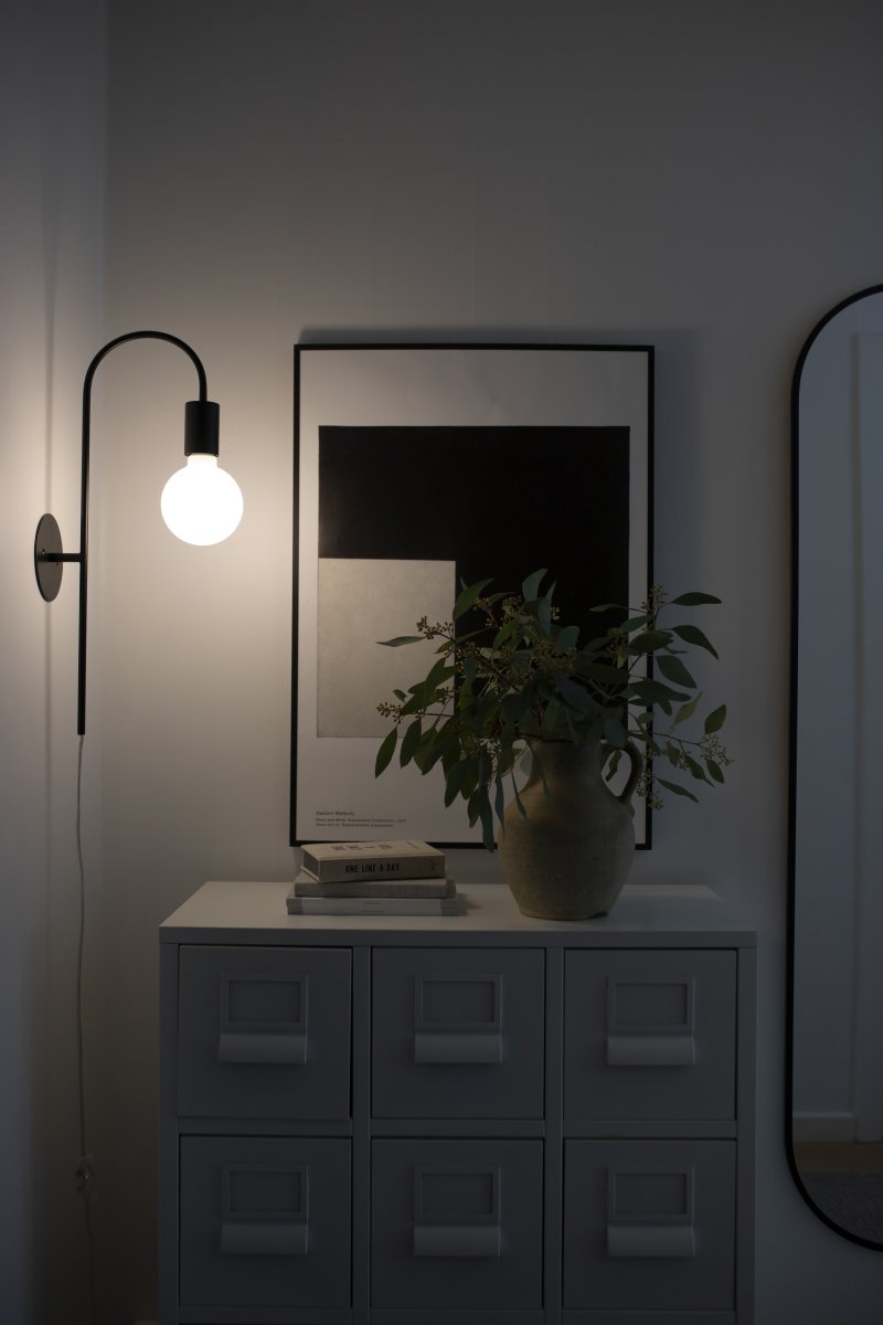 Grace 50cm Zwart wandlamp Van Globen Lighting - De Grace wandlamp heeft een zacht gebogen arm van zwart metaal.
