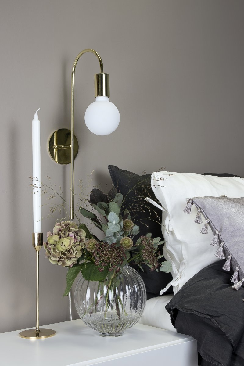 Grace 50cm Messing wandlamp Van Globen Lighting - De Grace wandlamp heeft een zacht gebogen metalen arm met een messing afwerking.