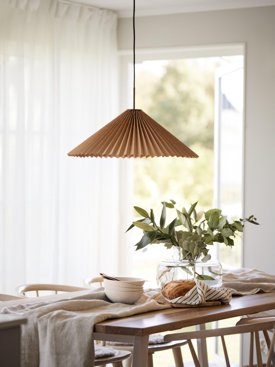 Dora Ø60 Bruin hanglamp Van PR Home - De lamp is voorzien van 1 E27 fitting, voorbereid voor een ongeaarde aansluiting en haakophanging aan een bestaande plafondfitting.