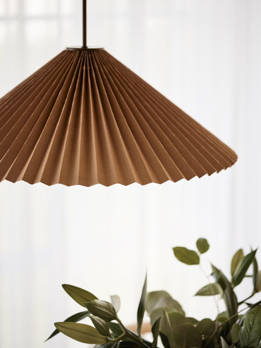 Dora Ø60 Bruin hanglamp Van PR Home - De lamp is voorzien van 1 E27 fitting, voorbereid voor een ongeaarde aansluiting en haakophanging aan een bestaande plafondfitting.