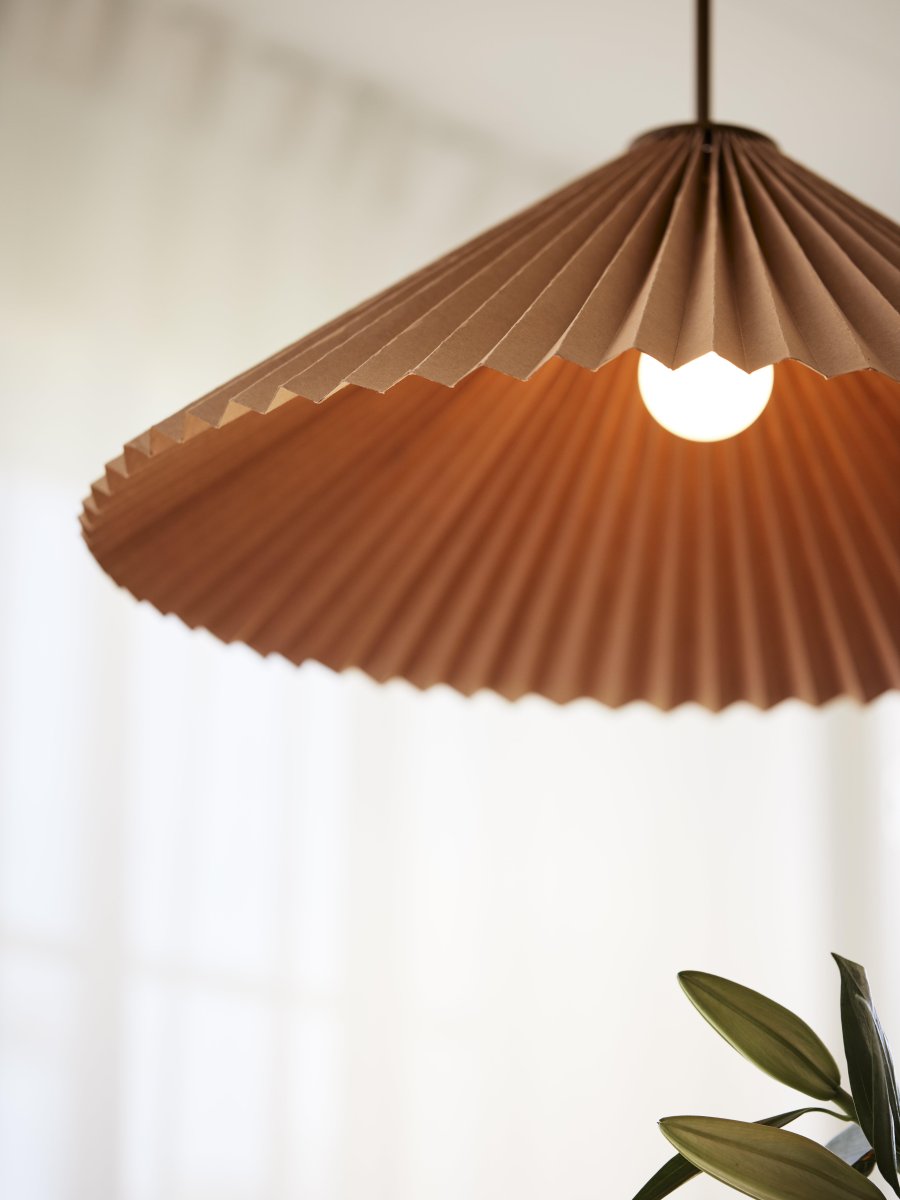 Dora Ø60 Bruin hanglamp Van PR Home - De lamp is voorzien van 1 E27 fitting, voorbereid voor een ongeaarde aansluiting en haakophanging aan een bestaande plafondfitting.