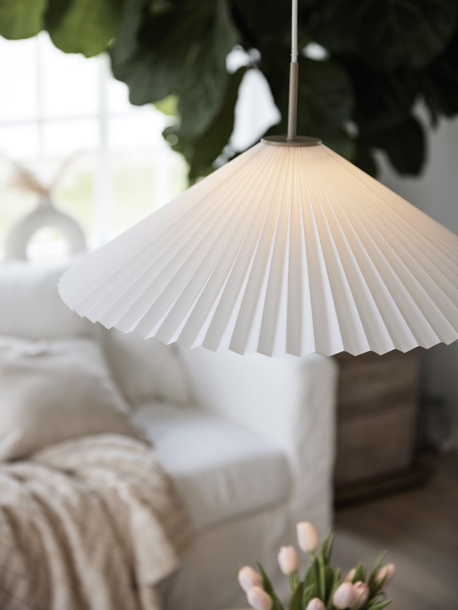 Dora Ø60 Wit hanglamp Van PR Home - De lamp is voorzien van 1 E27 fitting, voorbereid voor een ongeaarde aansluiting en haakophanging aan een bestaande plafondfitting.