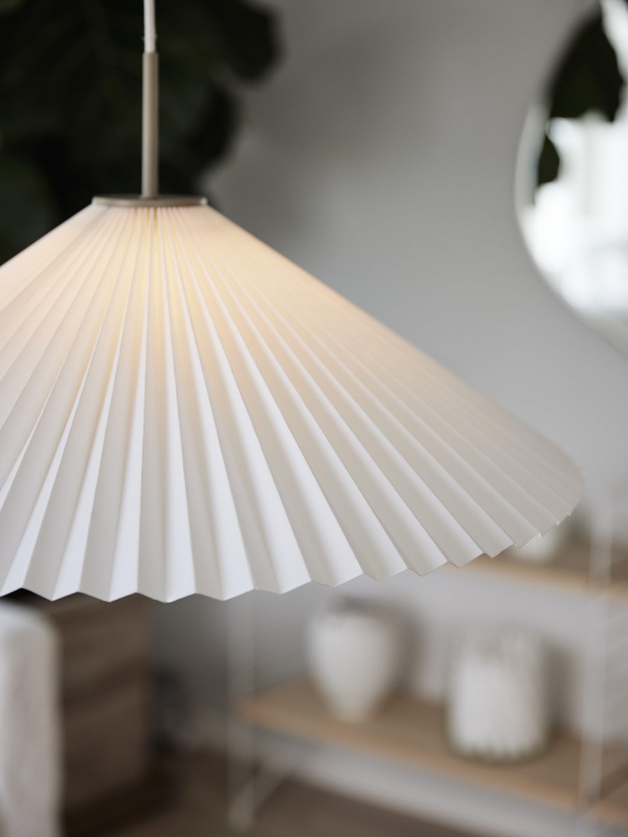 Dora Ø60 Wit hanglamp Van PR Home - De lamp is voorzien van 1 E27 fitting, voorbereid voor een ongeaarde aansluiting en haakophanging aan een bestaande plafondfitting.