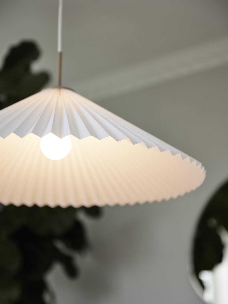 Dora Ø60 Wit hanglamp Van PR Home - De lamp is voorzien van 1 E27 fitting, voorbereid voor een ongeaarde aansluiting en haakophanging aan een bestaande plafondfitting.