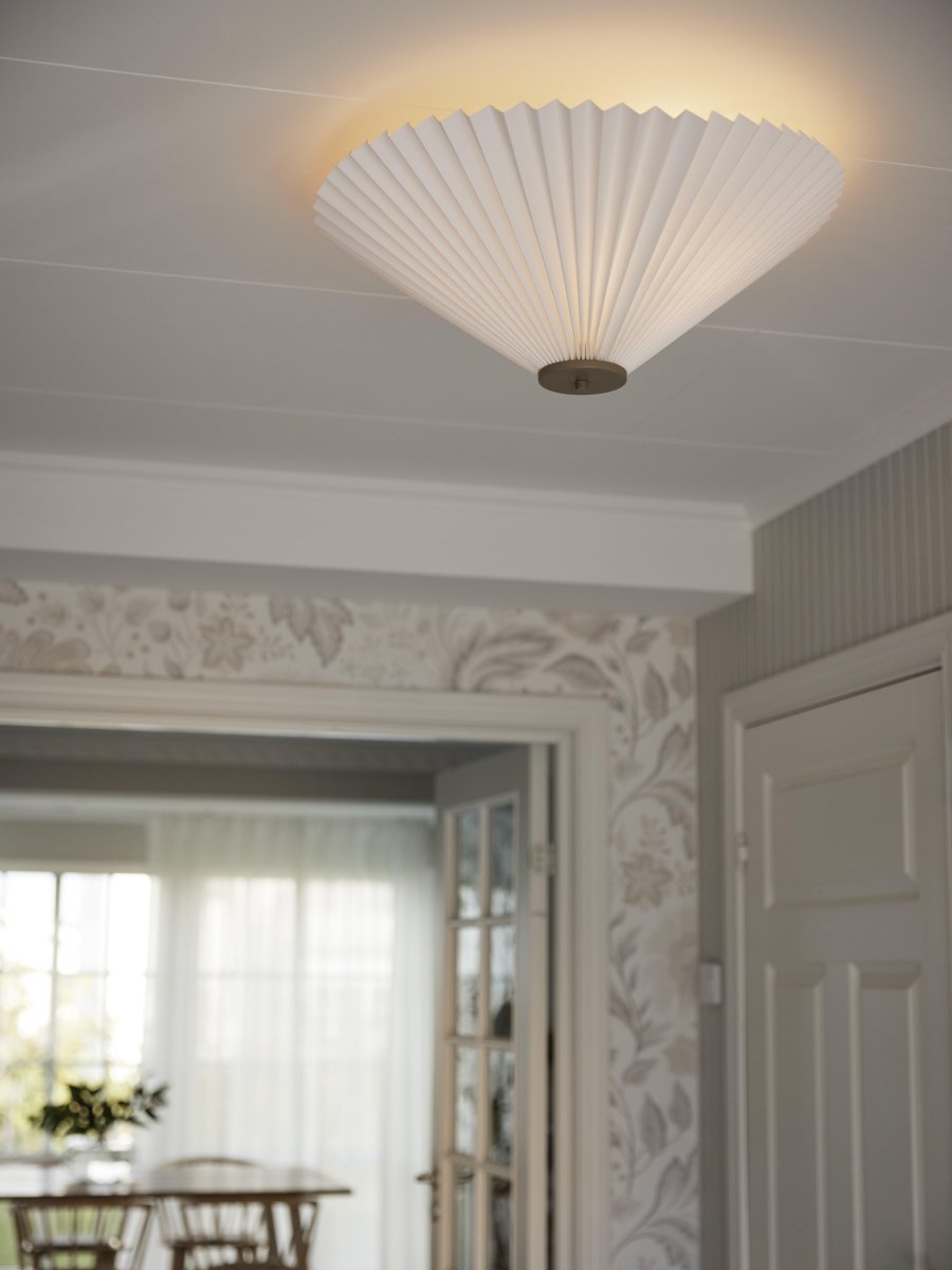Dora Ø60 Wit plafondlamp Van PR Home - De lamp is voorzien van 3 E14 fittingen, voorbereid voor een geaarde aansluiting en haakophanging aan een bestaande plafondfitting.