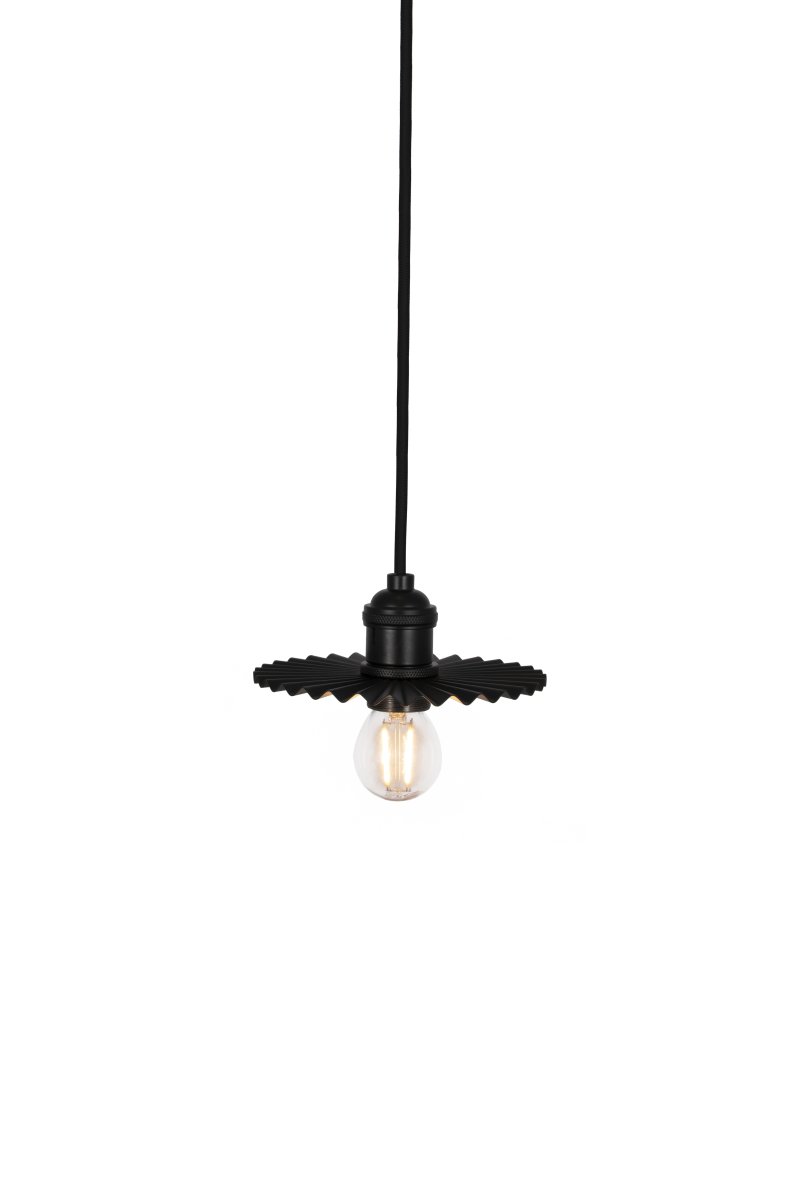 Omega Ø15 Zwart raamlamp Van Globen Lighting - Omega is een net-raamlamp met een geplooide metalen kap die zowel solo in een raam als in een groep boven het aanrecht past.