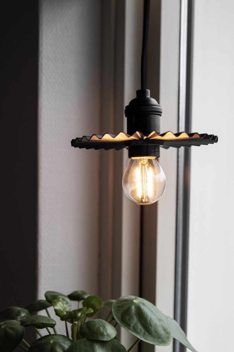 Omega Ø15 Zwart raamlamp Van Globen Lighting - Omega is een net-raamlamp met een geplooide metalen kap die zowel solo in een raam als in een groep boven het aanrecht past.