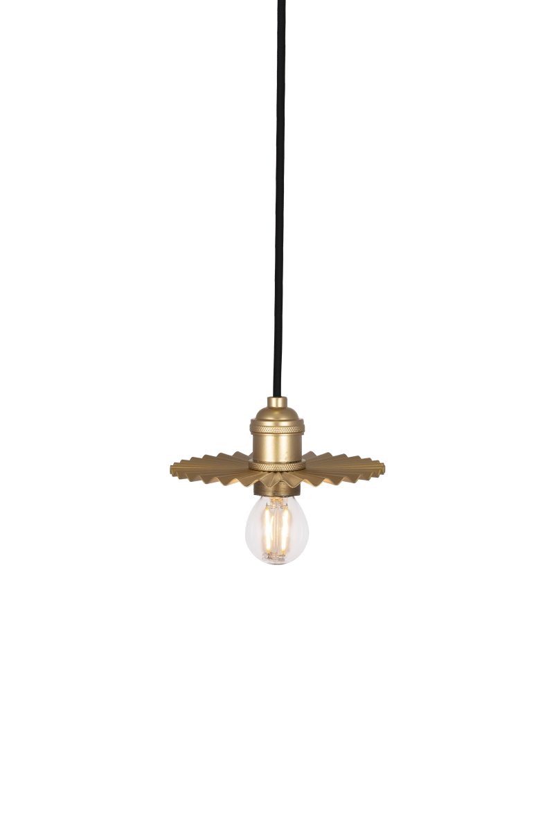 Omega Ø15 Goud raamlamp Van Globen Lighting - De Omega plafondlamp met zijn goudkleurige, geplooide metalen kap is een kleine en nette lamp die goed past in het raam of bijvoorbeeld in een keuken.