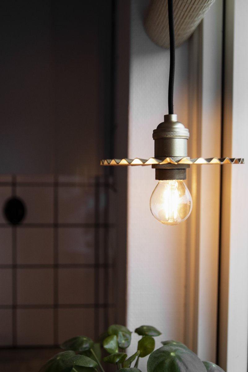 Omega Ø15 Goud raamlamp Van Globen Lighting - De Omega plafondlamp met zijn goudkleurige, geplooide metalen kap is een kleine en nette lamp die goed past in het raam of bijvoorbeeld in een keuken.