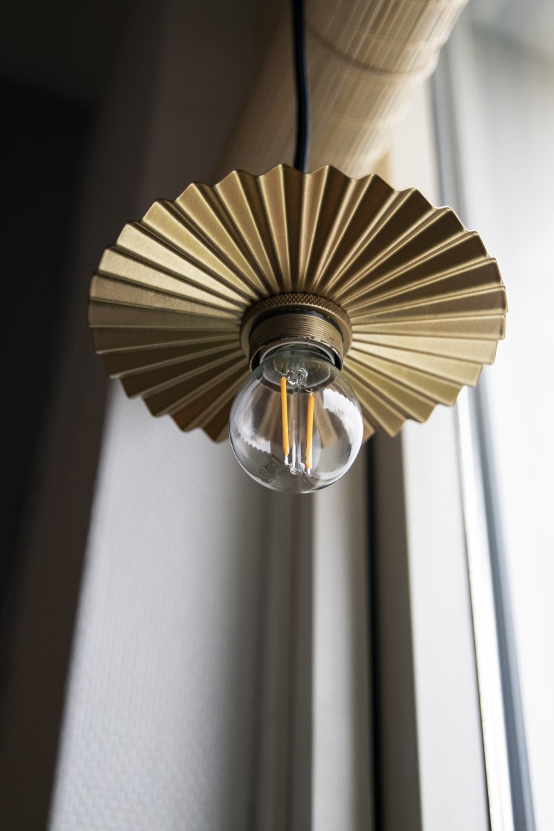 Omega Ø15 Goud raamlamp Van Globen Lighting - De Omega plafondlamp met zijn goudkleurige, geplooide metalen kap is een kleine en nette lamp die goed past in het raam of bijvoorbeeld in een keuken.