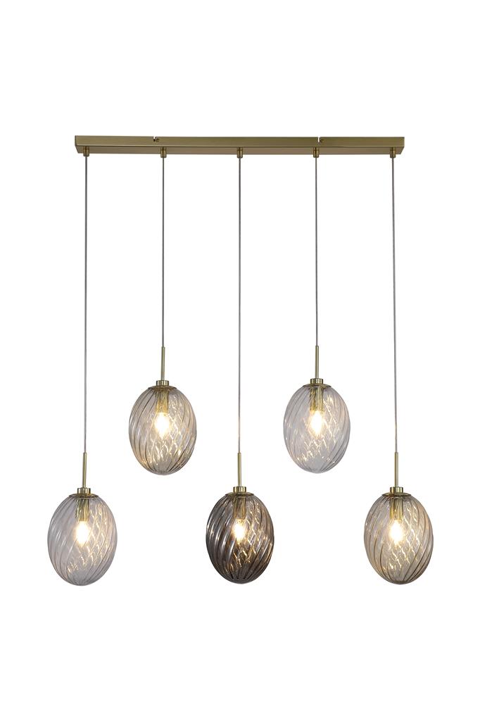 Whirl 92cm Messing hanglamp Van Searchlight - De wervelende ribben in het glas creëren structuur en een levendige lichtverspreiding die de ruimte een zachte en uitnodigende sfeer geeft.