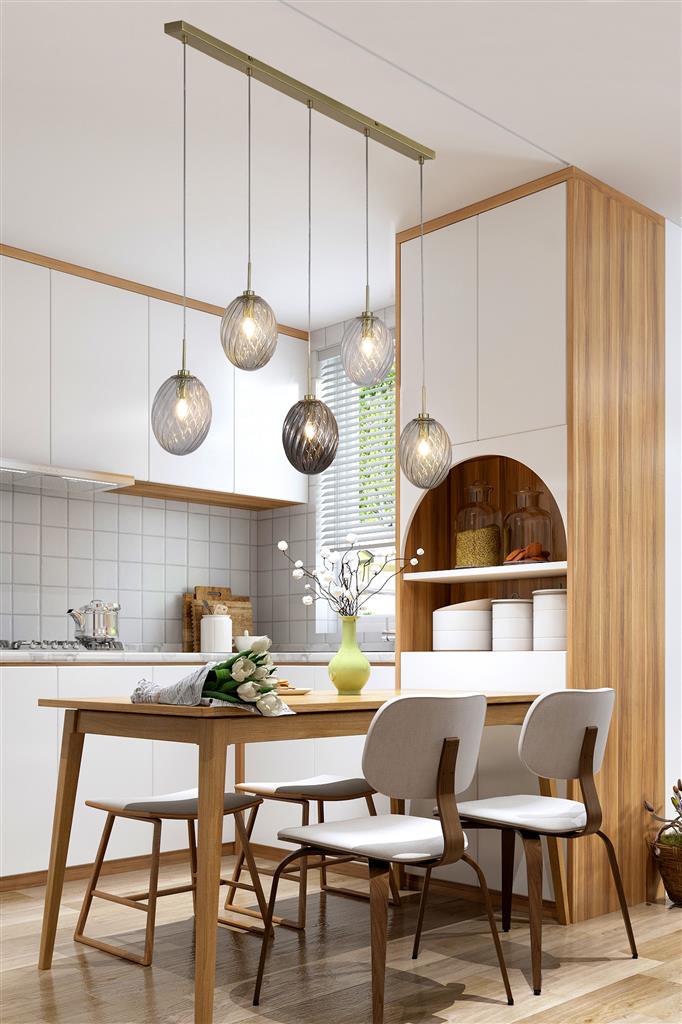 Whirl 92cm Messing hanglamp Van Searchlight - De wervelende ribben in het glas creëren structuur en een levendige lichtverspreiding die de ruimte een zachte en uitnodigende sfeer geeft.