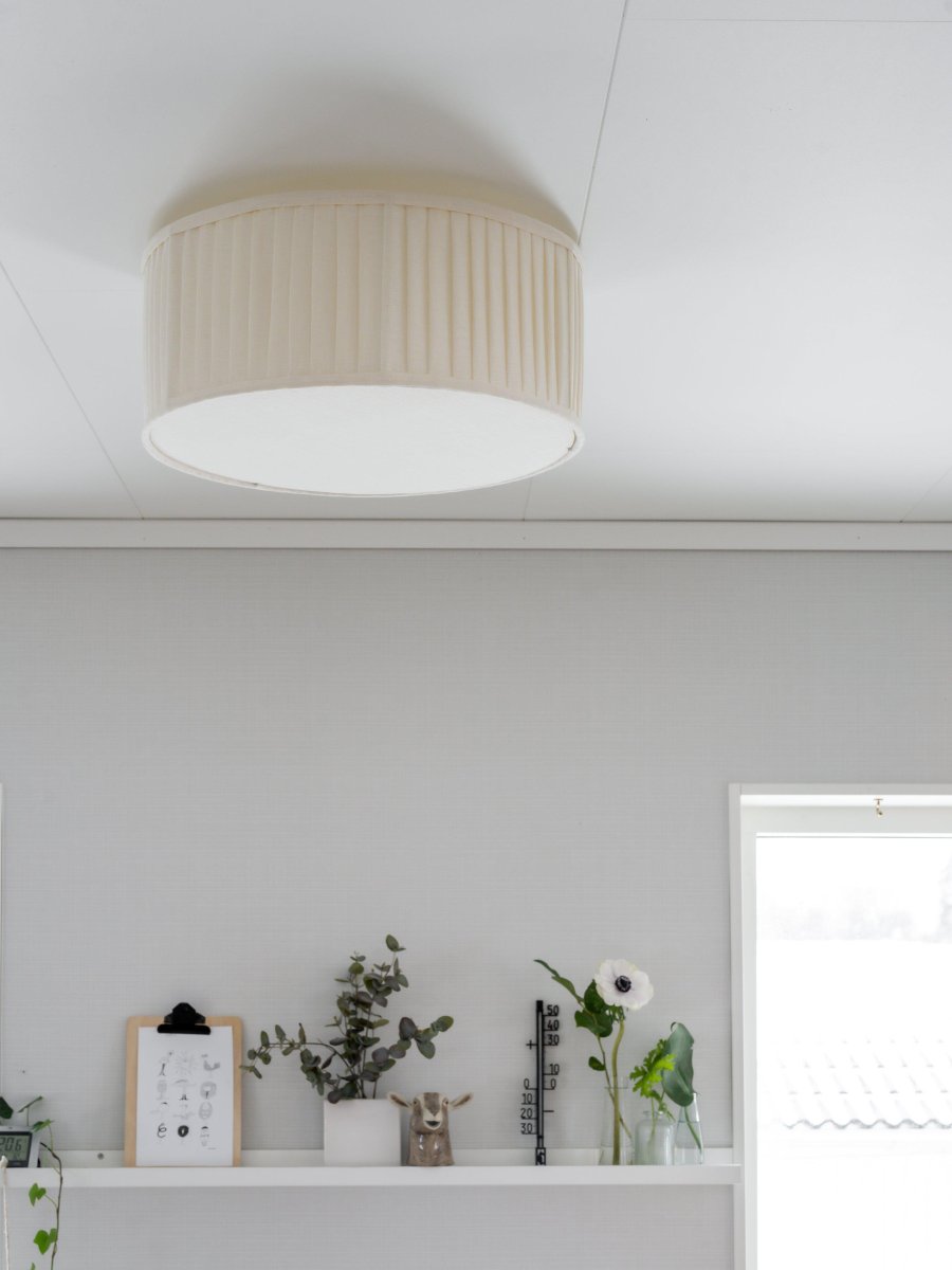 Plissé Ø45 Wit plafondlamp Van PR Home - De geplooide kap van wit linnen zorgt voor een zacht en aangenaam licht en geeft de kamer een gezellige sfeer.