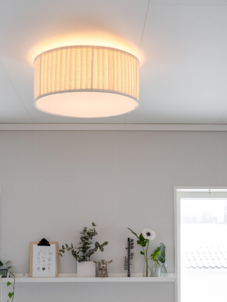 Plissé Ø45 Wit plafondlamp Van PR Home - De geplooide kap van wit linnen zorgt voor een zacht en aangenaam licht en geeft de kamer een gezellige sfeer.