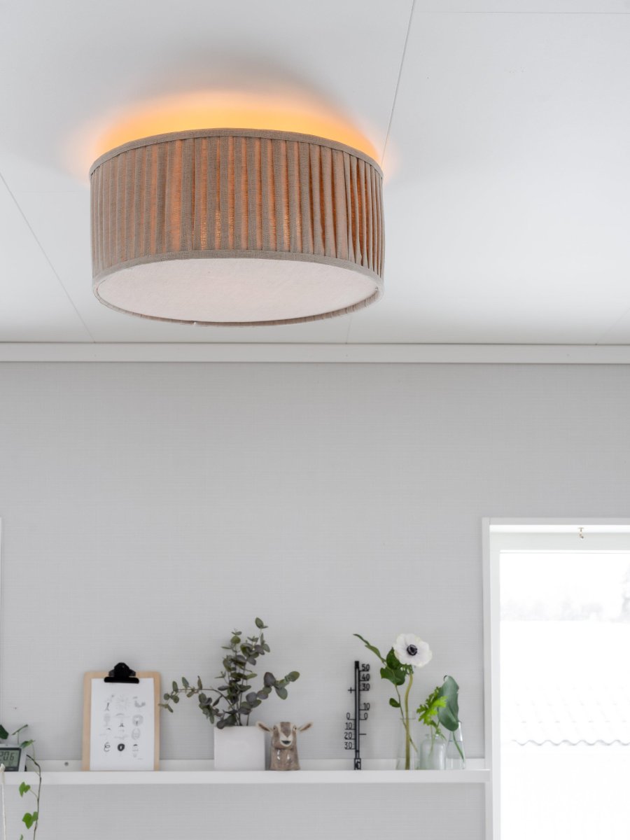 Plissé Ø45 Beige plafondlamp Van PR Home - De geplooide kap van beige linnen zorgt voor een zacht en aangenaam licht en geeft de kamer een gezellige sfeer.