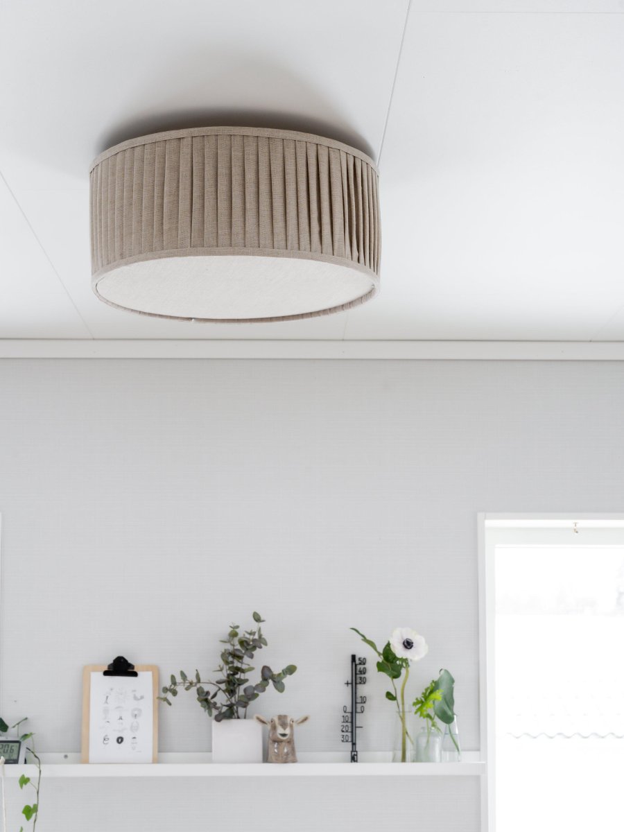 Plissé Ø45 Beige plafondlamp Van PR Home - De geplooide kap van beige linnen zorgt voor een zacht en aangenaam licht en geeft de kamer een gezellige sfeer.