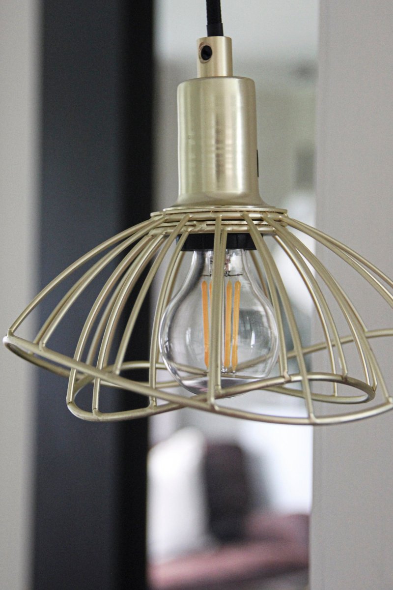 Ray Ø16 Geborsteld messing hanglamp Van Globen Lighting - De Ray plafondlamp met zijn golvende metalen kap in matzwart is een klein en subtiel lampje dat in zijn eenvoud net zo mooi is in een raam, vooral als je er een cluster van maakt met meerdere stukken in bijvoorbeeld: een keuken.