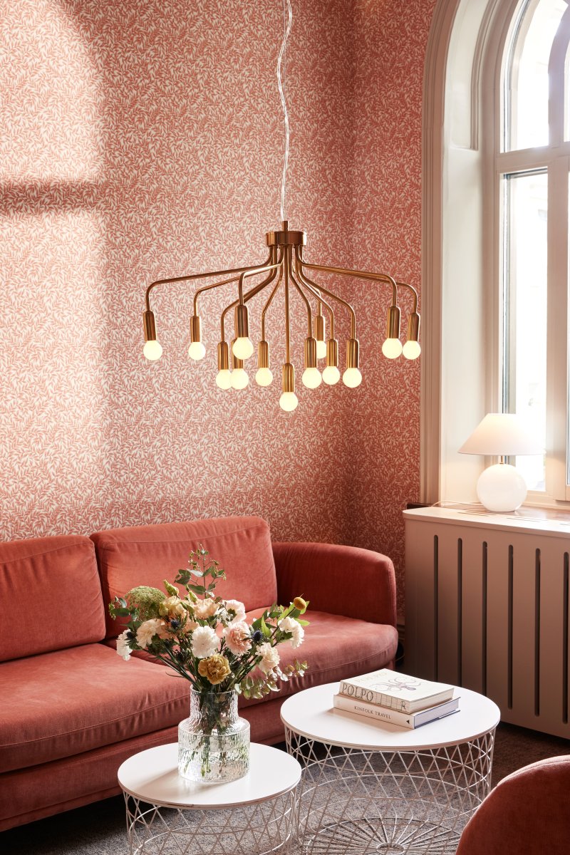 Roots Ø70 Geborsteld messing hanglamp Van Globen Lighting - Roots &auml;r en elegant och tidl&ouml;s pendel tillverkad av metall med en borstad m&auml;ssingfinish.