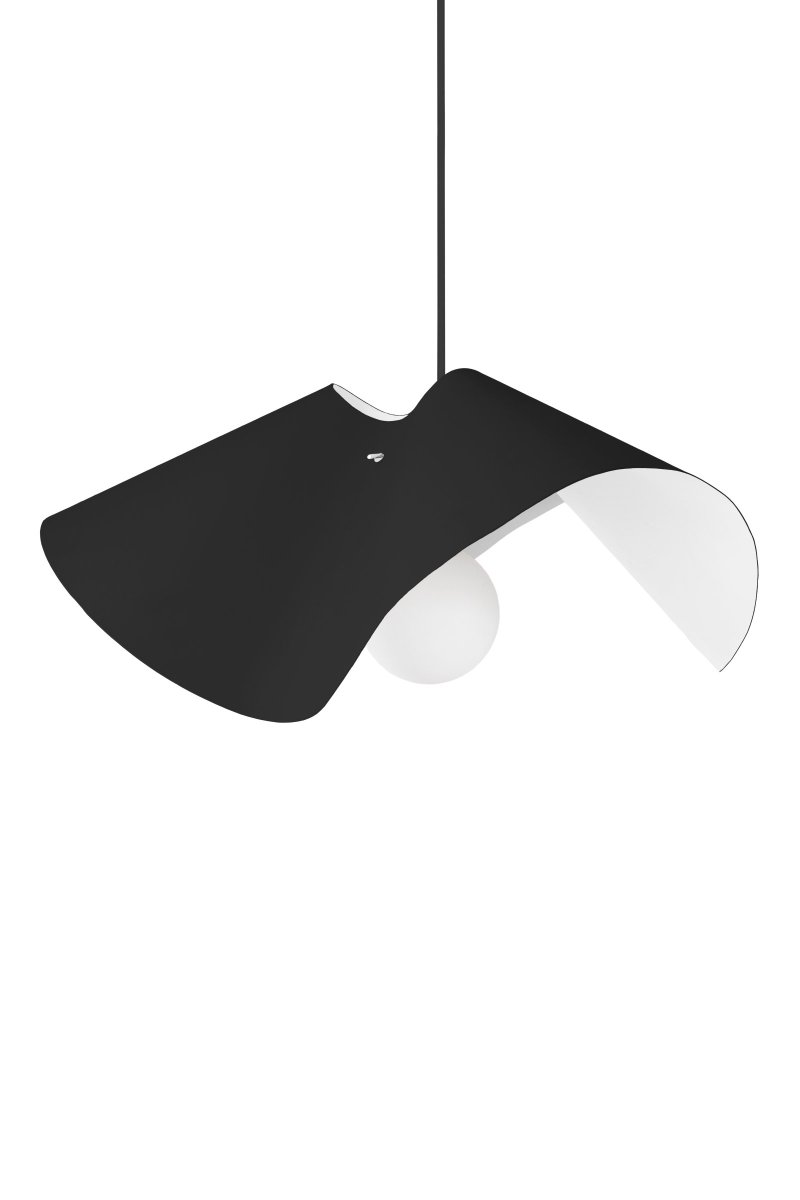 Volang Ø50 Zwart hanglamp Van Globen Lighting - De ruche met zijn golvende en zachte vorm die het harde metaal ontmoet, zorgt voor een interessante uitdrukking.