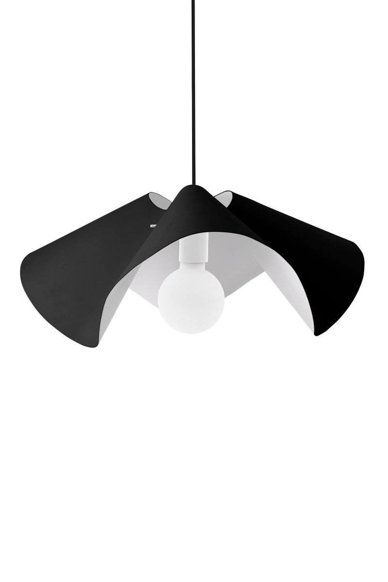 Volang Ø50 Zwart hanglamp Van Globen Lighting - De ruche met zijn golvende en zachte vorm die het harde metaal ontmoet, zorgt voor een interessante uitdrukking.