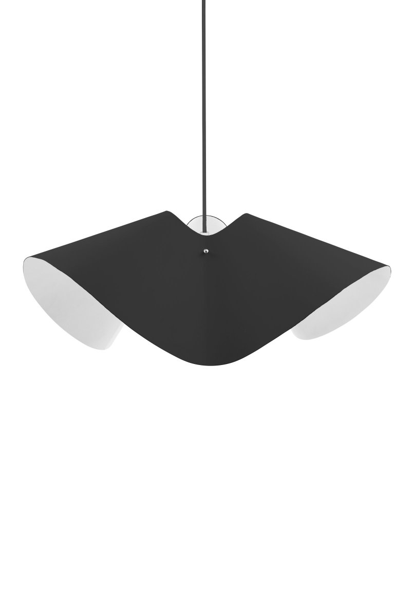 Volang Ø50 Zwart hanglamp Van Globen Lighting - De ruche met zijn golvende en zachte vorm die het harde metaal ontmoet, zorgt voor een interessante uitdrukking.