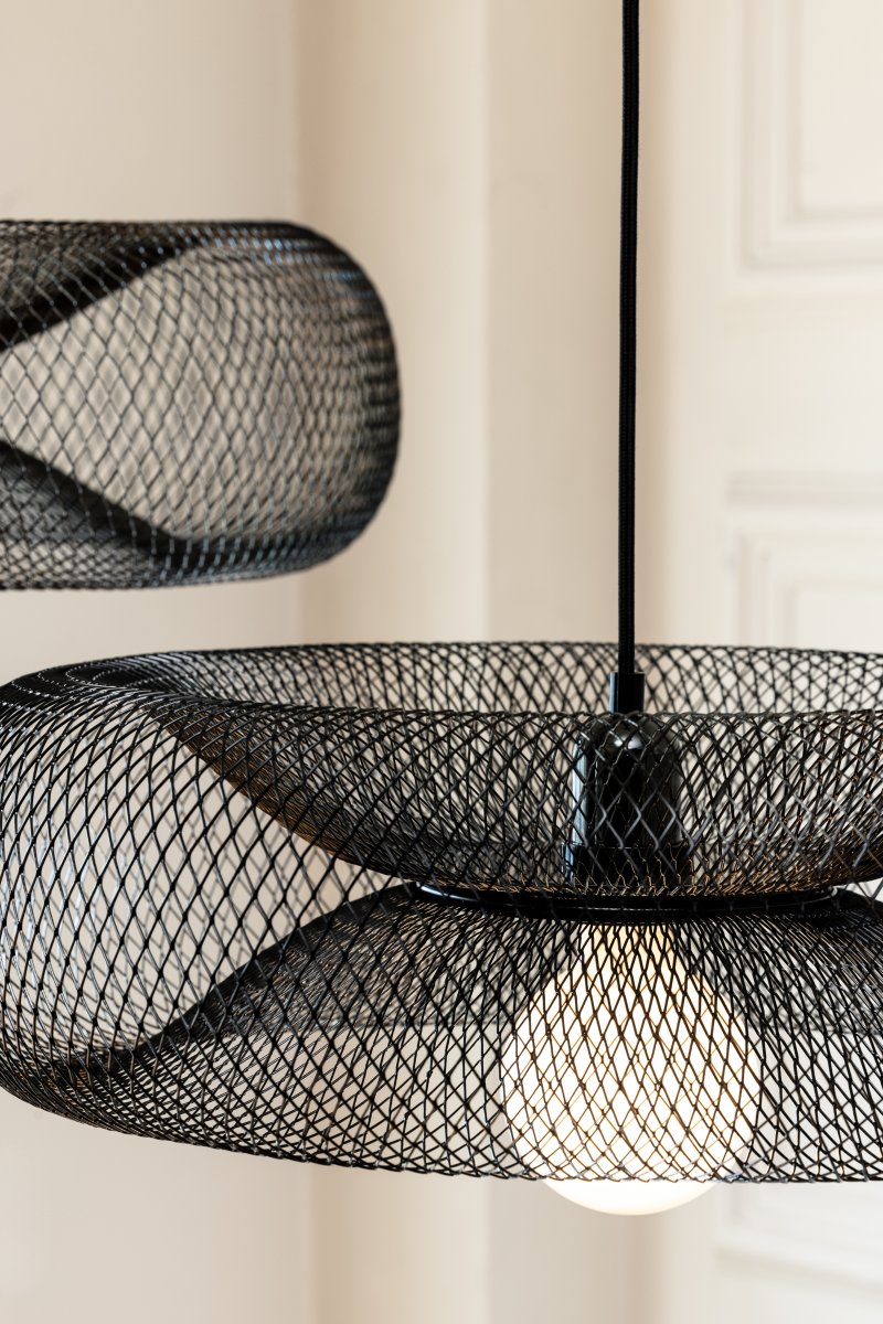 Torus Ø65 Zwart hanglamp Van Globen Lighting - Torus &auml;r en luftig och mjuk pendel tillverkad av galvaniserat svart metalln&auml;t.
