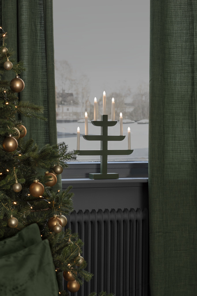 Candelabra 7 Lights Donkergroen Van Konstsmide - Wordt geleverd met een 1,7 m lang wit snoer, aan/uit-schakelaar en stekker.