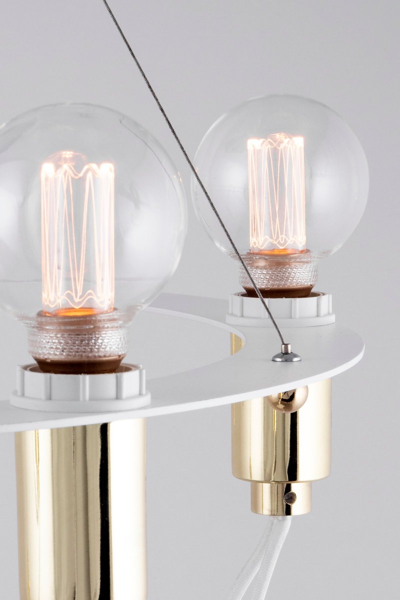 Cables Ø60 Wit hanglamp Van Globen Lighting - Kroonluchter met glanzende messing hanger aan een mat gelakte ronde witte metalen ring.