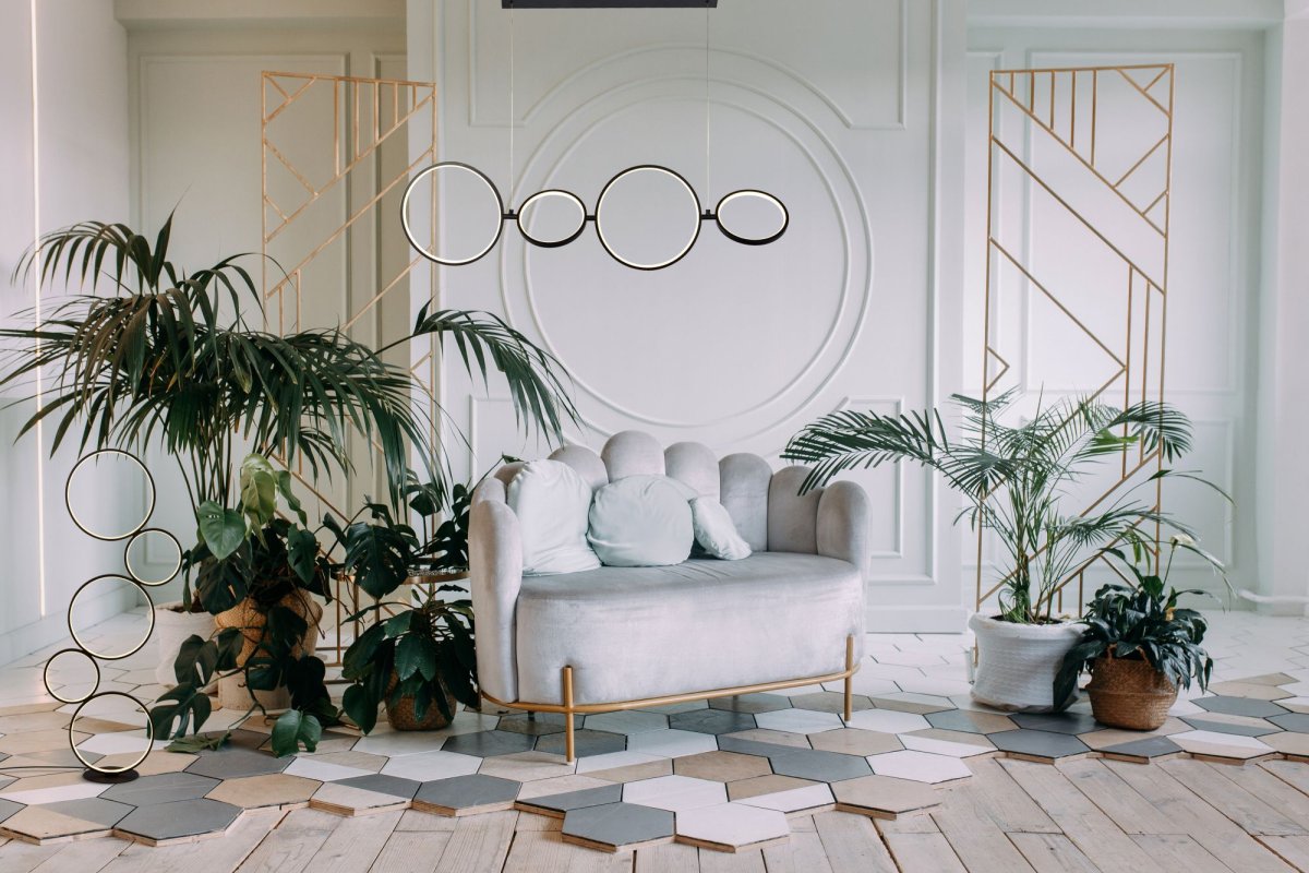 Cirque 110cm Zwart hanglamp Van Searchlight - Dankzij de verstelbare ophanglengte tijdens de installatie en de mogelijkheid tot een dimmer, is deze lamp ideaal voor plaatsing boven keukenkastjes en eettafels.
