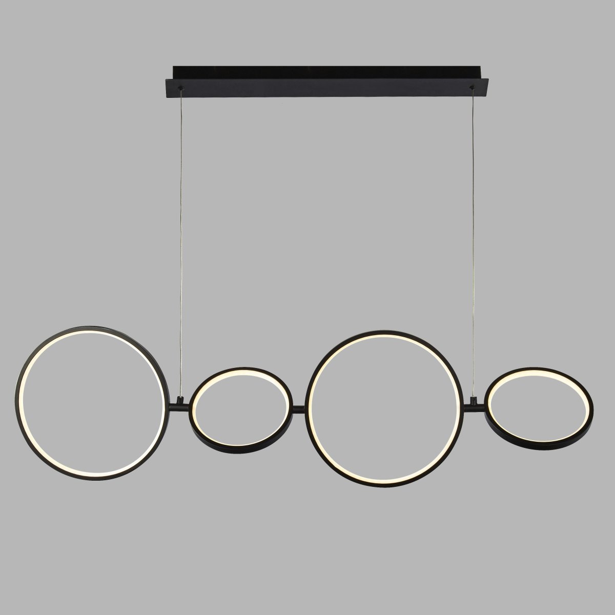 Cirque 110cm Zwart hanglamp Van Searchlight - Dankzij de verstelbare ophanglengte tijdens de installatie en de mogelijkheid tot een dimmer, is deze lamp ideaal voor plaatsing boven keukenkastjes en eettafels.