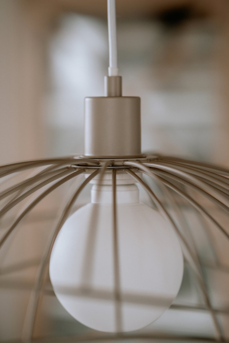 Ray Ø45 Beige hanglamp Van Globen Lighting - De twee lampenkappen kunnen op verschillende manieren worden geplaatst: boven elkaar of in elkaar gemonteerd voor een lagere hanglamp.