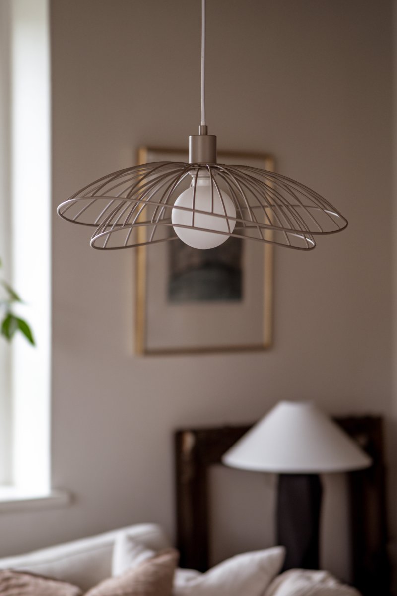 Ray Ø45 Beige hanglamp Van Globen Lighting - De twee lampenkappen kunnen op verschillende manieren worden geplaatst: boven elkaar of in elkaar gemonteerd voor een lagere hanglamp.
