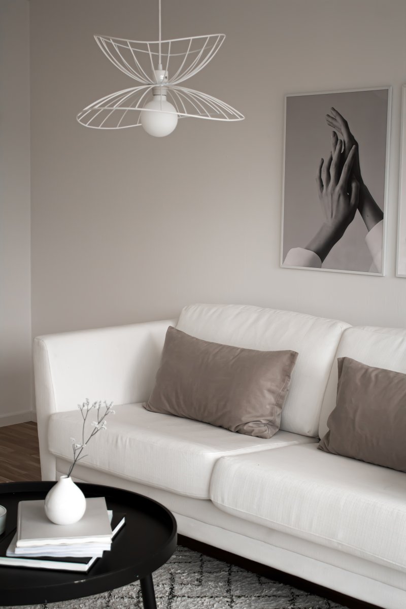 Ray Ø45 Wit hanglamp Van Globen Lighting - De twee lampenkappen kunnen op verschillende manieren worden geplaatst: boven elkaar of in elkaar gemonteerd voor een lagere hanglamp.