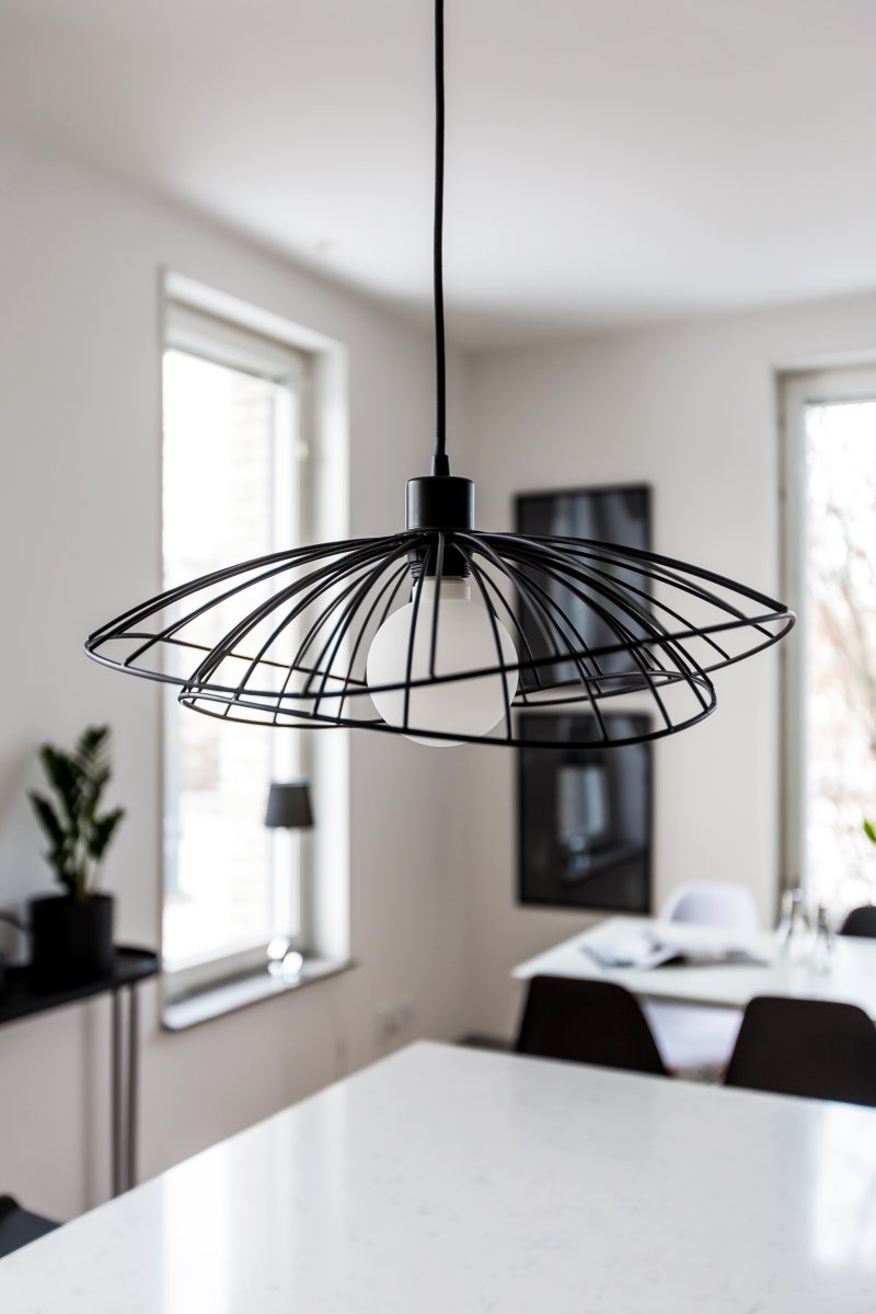 Ray Ø45 Zwart hanglamp Van Globen Lighting - De twee lampenkappen kunnen op verschillende manieren worden geplaatst: boven elkaar of in elkaar gemonteerd voor een lagere hanglamp.