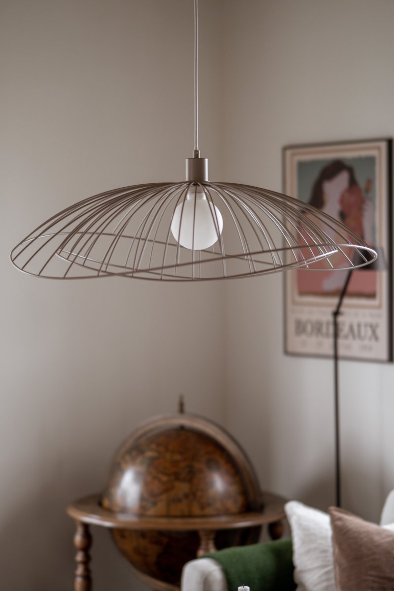 Ray Ø70 Beige hanglamp Van Globen Lighting - De twee lampenkappen kunnen op verschillende manieren worden geplaatst: boven elkaar of in elkaar gemonteerd voor een lagere hanglamp.
