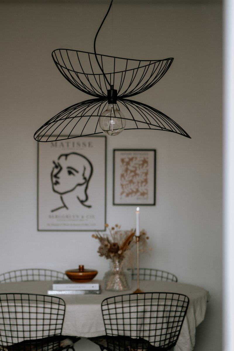 Ray Ø70 Zwart hanglamp Van Globen Lighting - De twee lampenkappen kunnen op verschillende manieren worden geplaatst: boven elkaar of in elkaar gemonteerd voor een lagere hanglamp.