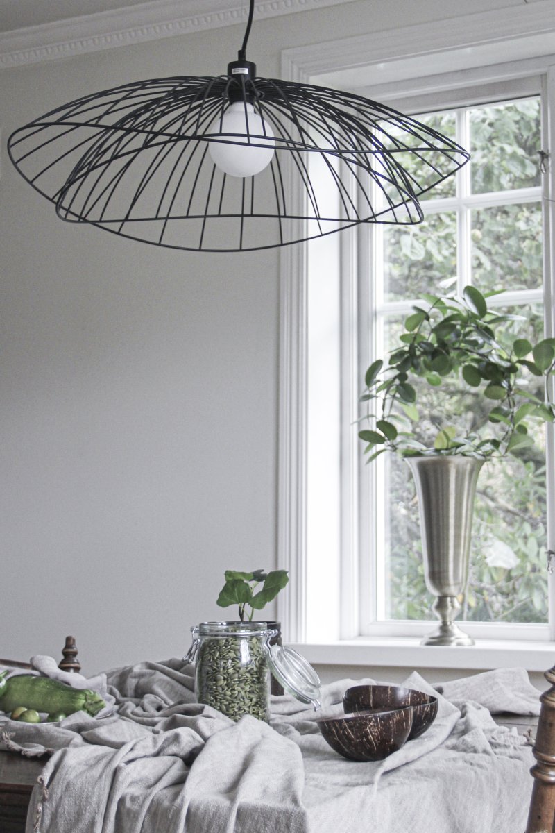 Ray Ø70 Zwart hanglamp Van Globen Lighting - De twee lampenkappen kunnen op verschillende manieren worden geplaatst: boven elkaar of in elkaar gemonteerd voor een lagere hanglamp.