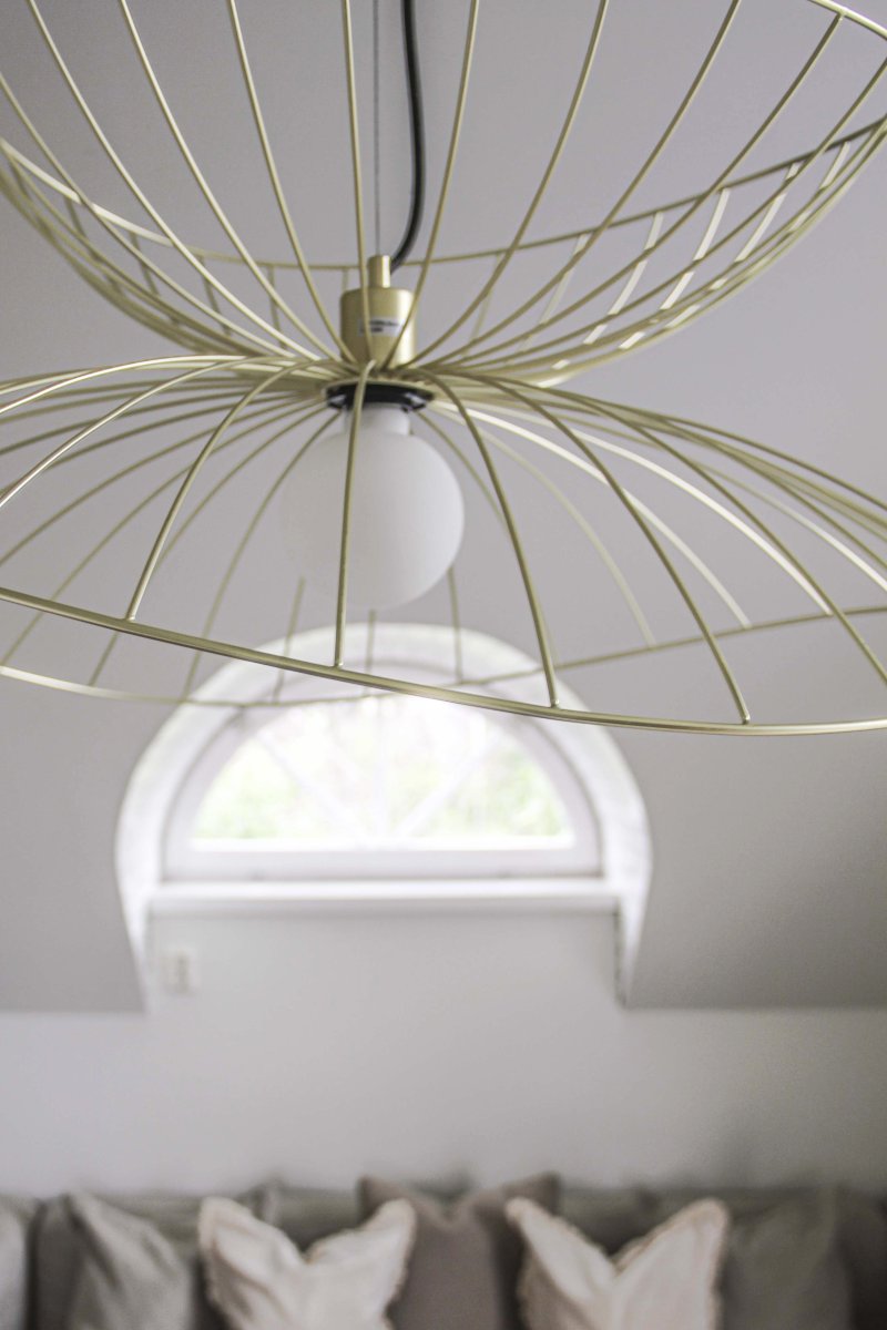 Ray Ø70 Geborsteld messing hanglamp Van Globen Lighting - De twee lampenkappen kunnen op verschillende manieren worden geplaatst: boven elkaar of in elkaar gemonteerd voor een lagere hanglamp.