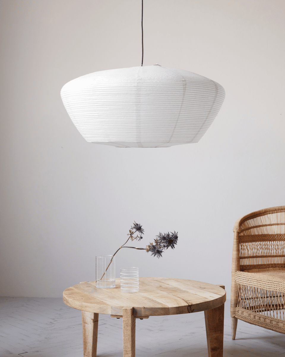 Bidar Lampenkap Excl. Ophanging Ø80 Wit hanglamp Van House Doctor - Het eenvoudige en lichte materiaal van de lampenkap zorgt voor een zacht en natuurlijk licht, terwijl de mooie vorm het interieur een individuele en persoonlijke uitstraling geeft.