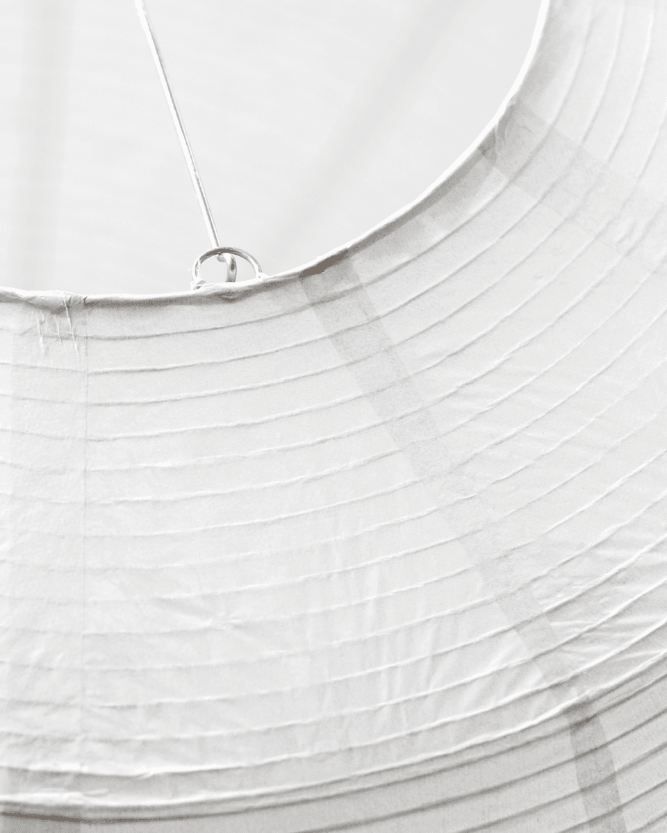 Bidar Lampenkap Excl. Ophanging Ø80 Wit hanglamp Van House Doctor - Het eenvoudige en lichte materiaal van de lampenkap zorgt voor een zacht en natuurlijk licht, terwijl de mooie vorm het interieur een individuele en persoonlijke uitstraling geeft.